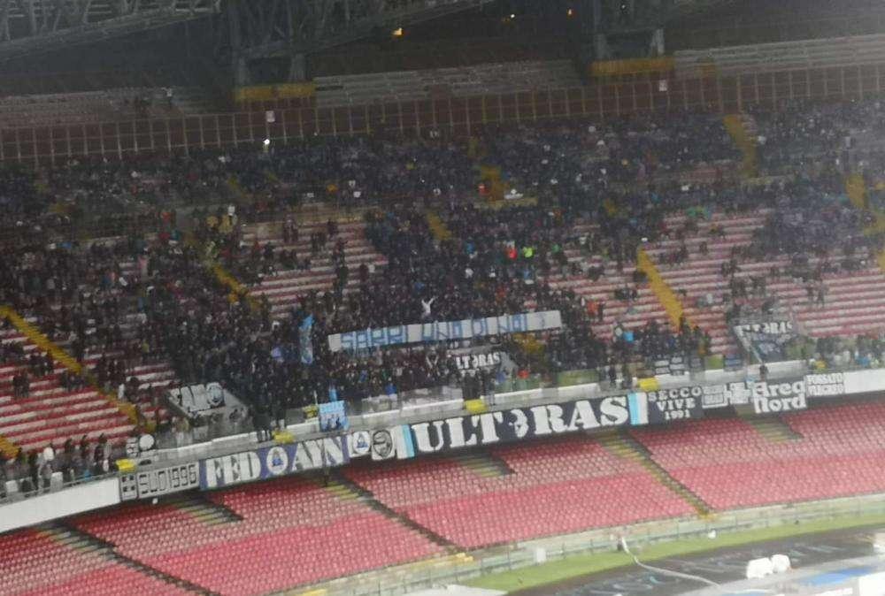 “Volete Sarri? Prendetevelo subito e dateci Carlo!”, tifosi del Chelsea ironizzano sullo striscione del San Paolo