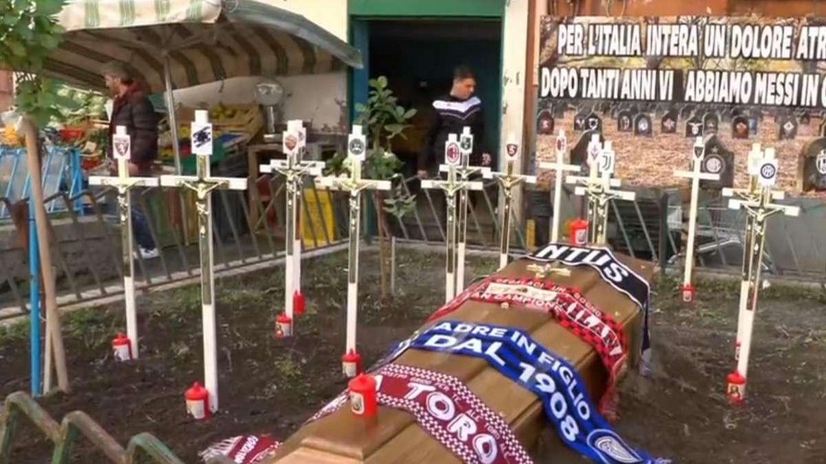 VIDEO - Al quartiere 'Mercato' spuntano bare per il funerale alle avversarie: "Vi abbiamo messo in croce"
