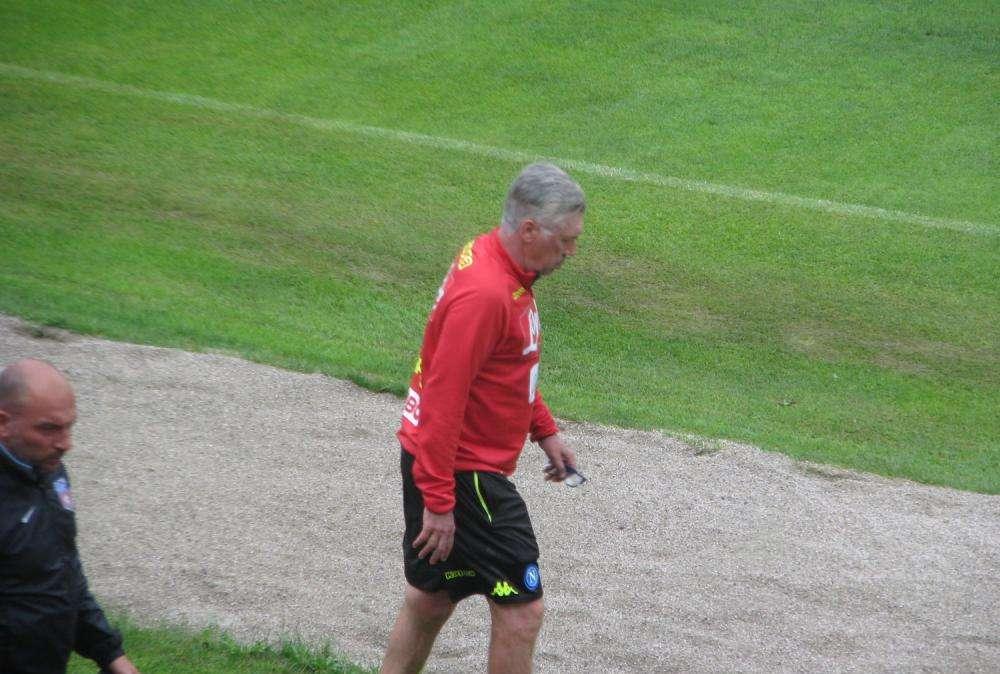FOTO TN - Anche Ancelotti in campo: l'allenatore va da Milik, Zielinski e Inglese in palestra