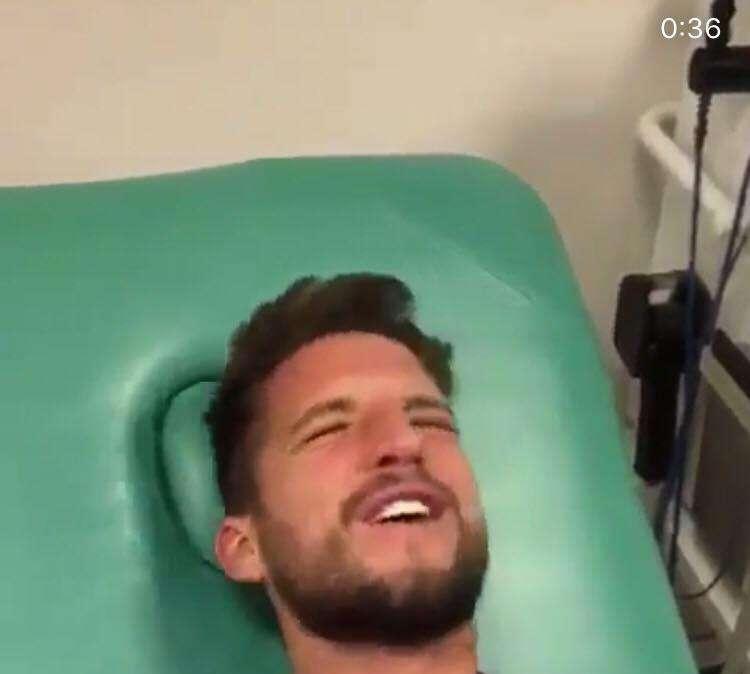 VIDEO - Mertens in versione cantante napoletano: a Castel Volturno canta "Abbracciame" di Sannino