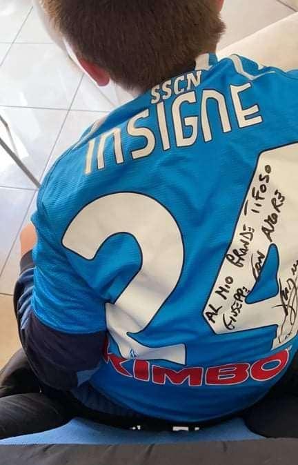 VIDEO - Il piccolo Giuseppe e la gioia incontenibile per la maglia con dedica di Insigne