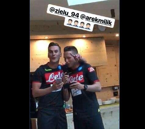 VIDEO - Il karaoke tocca anche a Milik e Zielinski: i compagni li prendono in giro...