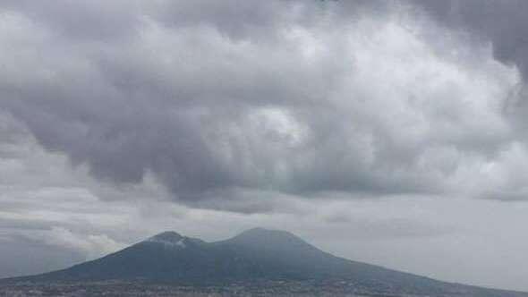 Allerta meteo gialla in Campania: lunedì previsti temporali e rischio grandine