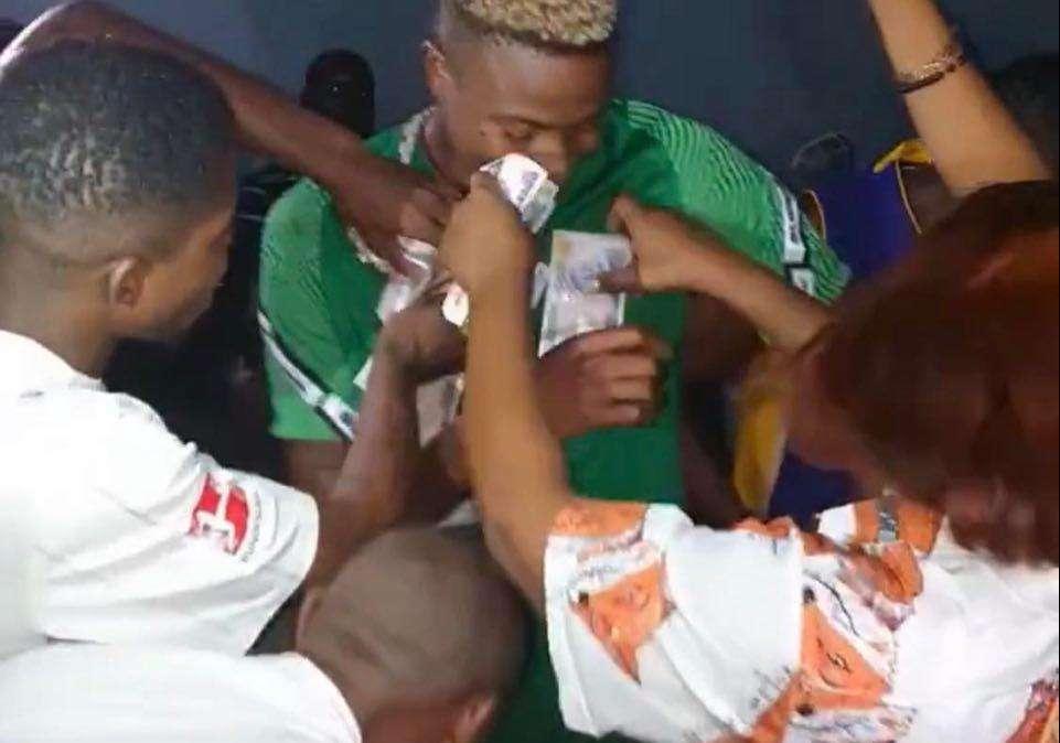 VIDEO - Osimhen positivo: in Nigeria selfie e festa in famiglia senza mascherina