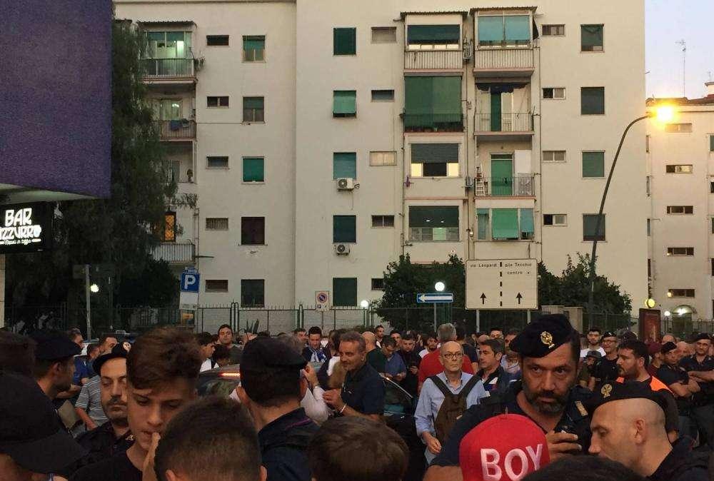 VIDEO - Arrivato il pullman del Liverpool al San Paolo, reds accolti da una bordata di fischi