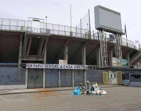 FOTO - Vergogna sui social, fotomontaggio con  immondizia allo stadio per i napoletani: “Per farvi sentire a casa vostra”