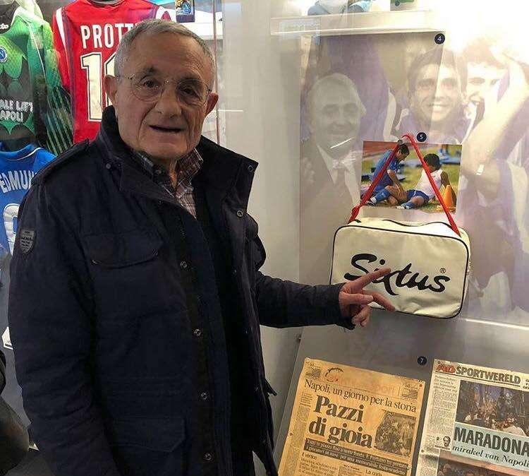 FOTO - Carmando al Museo del Napoli: indica la foto mentre curava Maradona