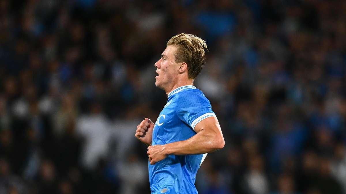 Doppio cambio per il Napoli: escono Hojlund e Neres