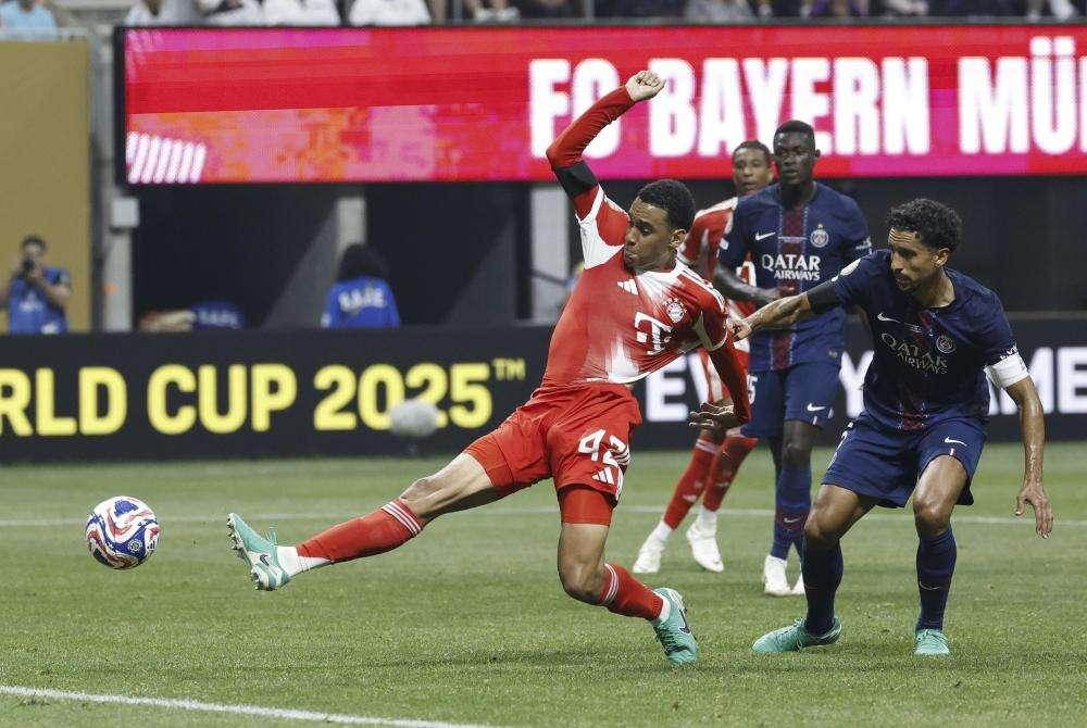 PSG-Bayern, infortunio choc per Musiala dopo uno scontro con Donnarumma: fuori in barella
