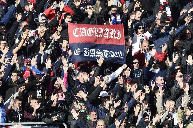 Cagliari non si smentisce mai: il Napoli segna e parte il coro 'lavali col fuoco'