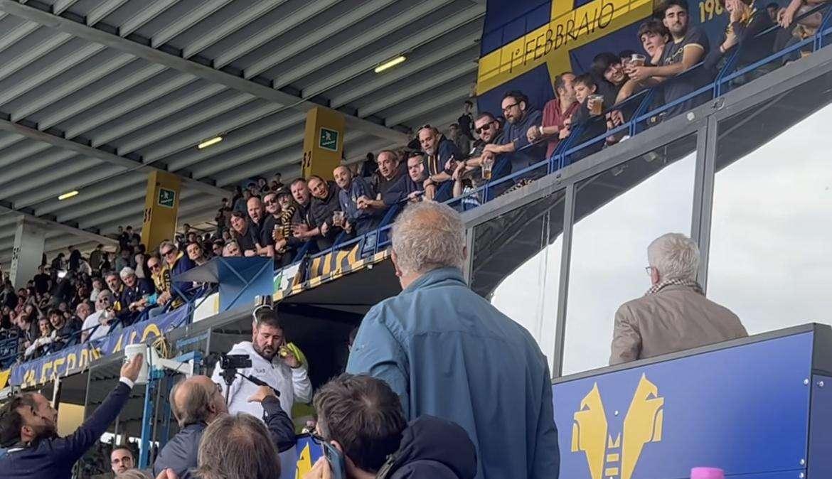 Lo scempio a Verona: tutto distrutto in tribuna stampa, blando l'intervento degli steward