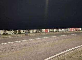 FOTO - "Ultras in mezzo a una via, non sugli schermi della cinematografia", striscione polemico sul film di Lettieri