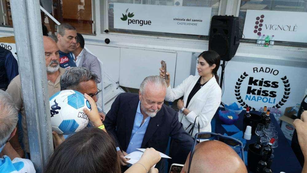 FOTO&VIDEO TN - ADL si trattiene con i tifosi: autografi e selfie con i supporters 