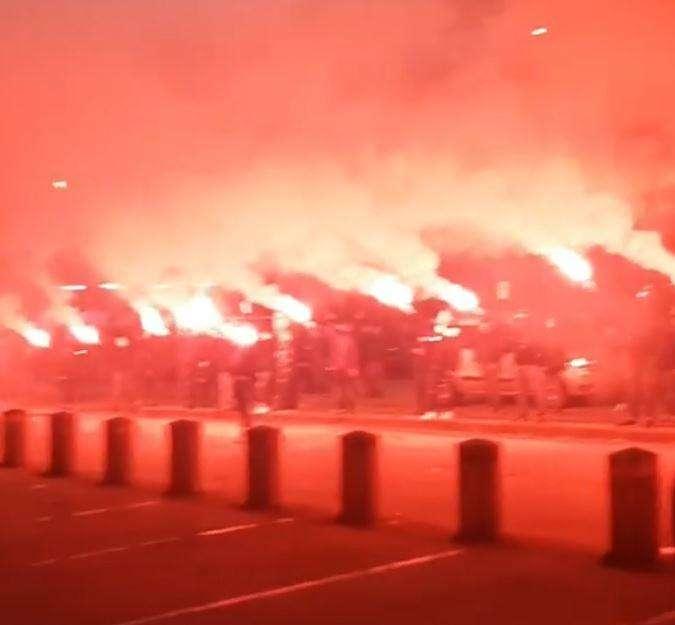 VIDEO - All'esterno del San Paolo parte la fiaccolata per Diego: in centinaia con fumogeni accesi