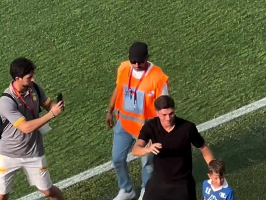 Favasuli, addio emozionante al Catanzaro: giro di campo, lacrime e applausi