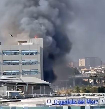 Paura a Napoli: incendio all'Ospedale del Mare, le immagini
