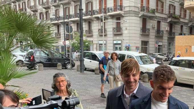 Di Lorenzo ha firmato: ha lasciato l'Hotel Vesuvio con un "Forza Napoli" e si attende l'ufficialità