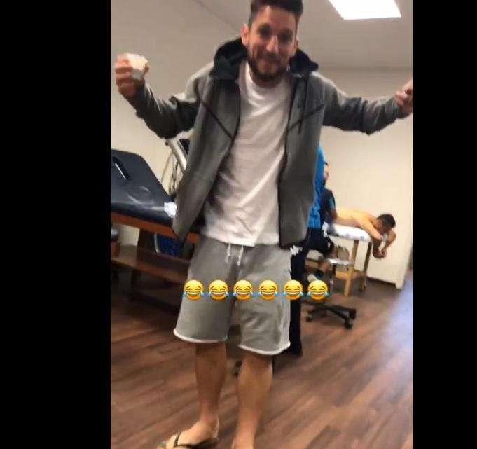 VIDEO - Mertens si presenta in bermuda e infradito, Jorginho: "Maro', ma sei normale?"