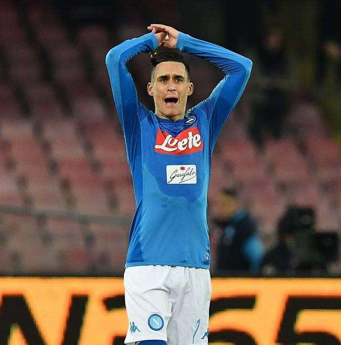 Che sfortuna per Callejon: palo direttamente da corner!