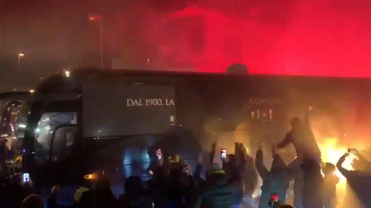 FOTO - Polemiche sul distanziamento: una folla accoglie il pullman della Lazio