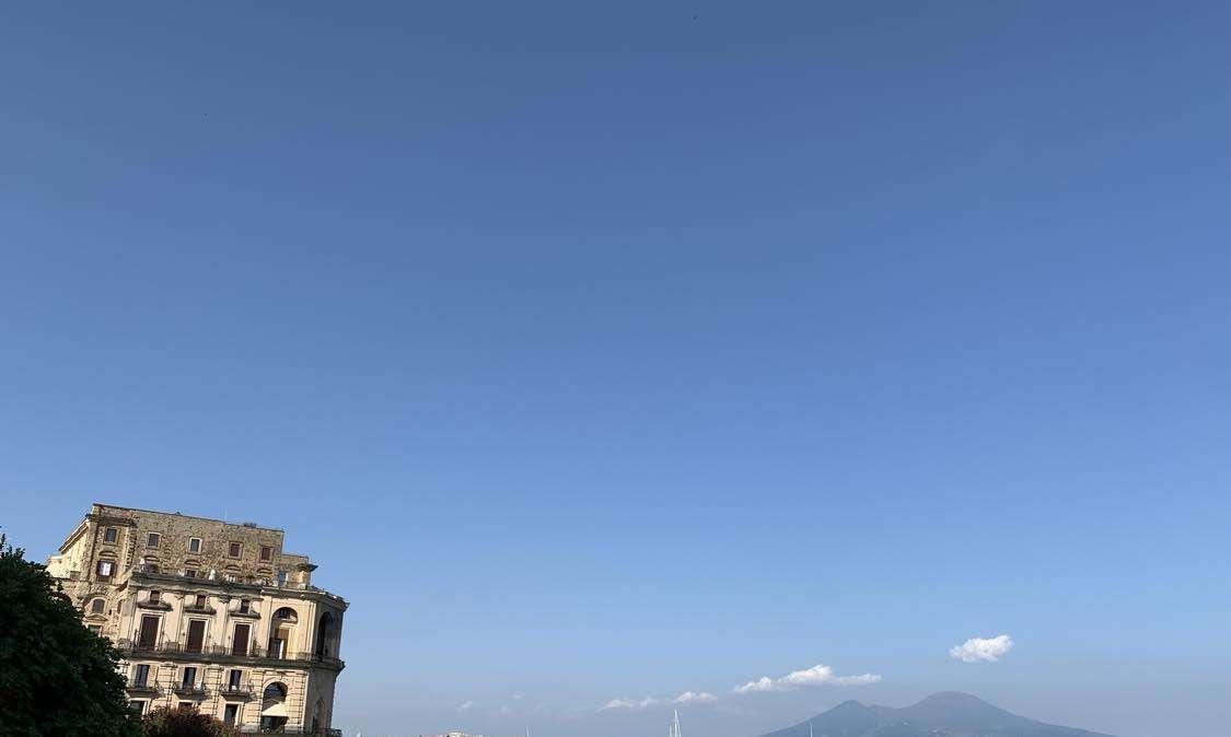 Assalto alle spiagge di Posillipo: lido delle Monache sold out