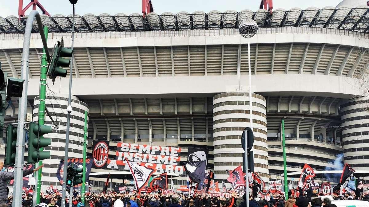 Pullman Inter bloccato dai troppi tifosi: è arrivato a San Siro 20' dopo quello rossonero