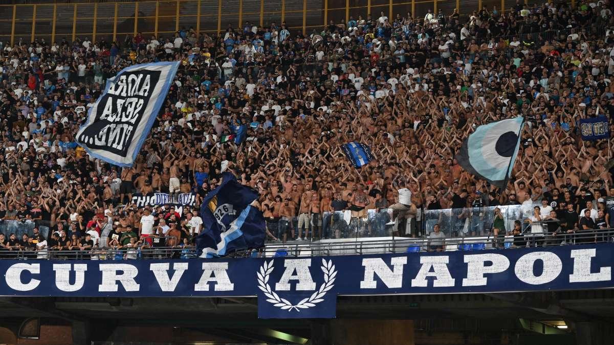Caos biglietti per Francoforte, striscione ultrà in città: "Ticketone, Napoli e agenzia. Truffa unica garanzia"