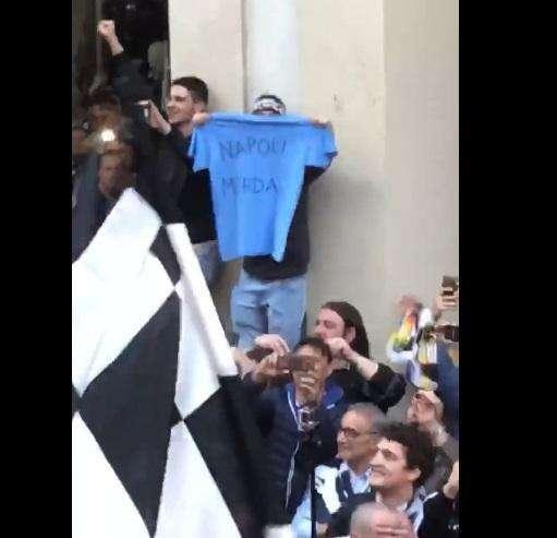 VIDEO - Anche Pjanic fa zoom sulla scritta "Napoli merda" tra i tifosi juventini