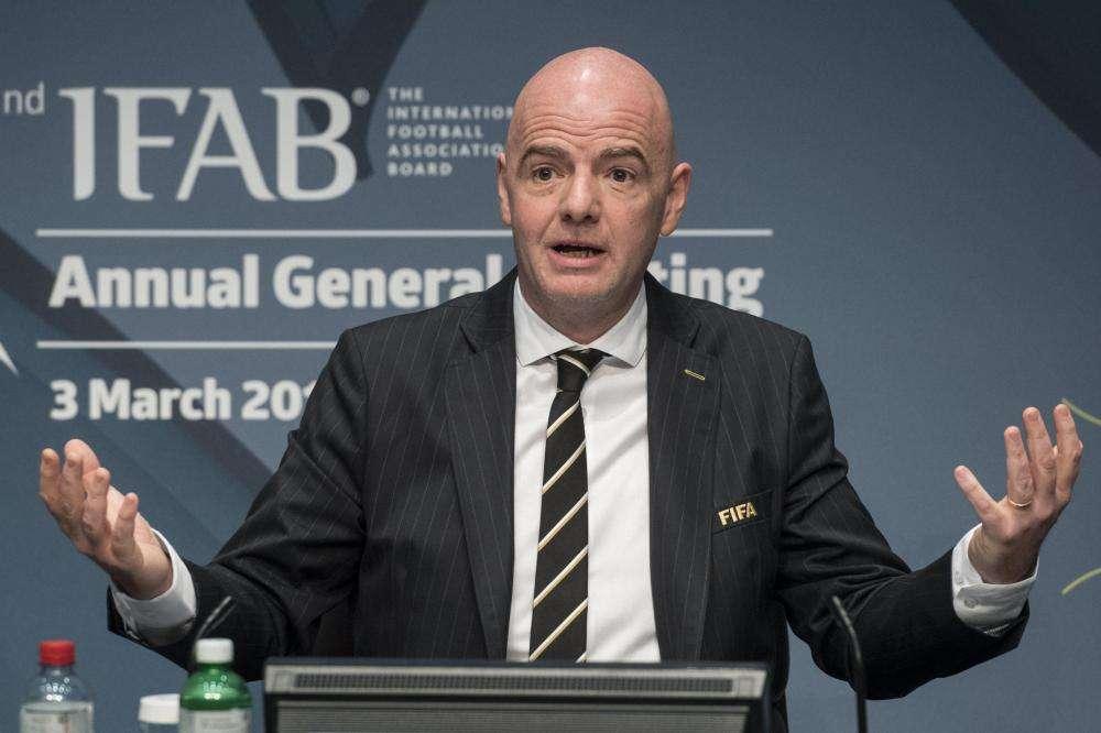 Alla ripresa cambierà il regolamento: l'IFAB modifica falli di mano e utilizzo del VAR