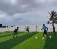 VIDEO - Partitella con gli amici in Nigeria: Osimhen con la maglia azzurra scudettata