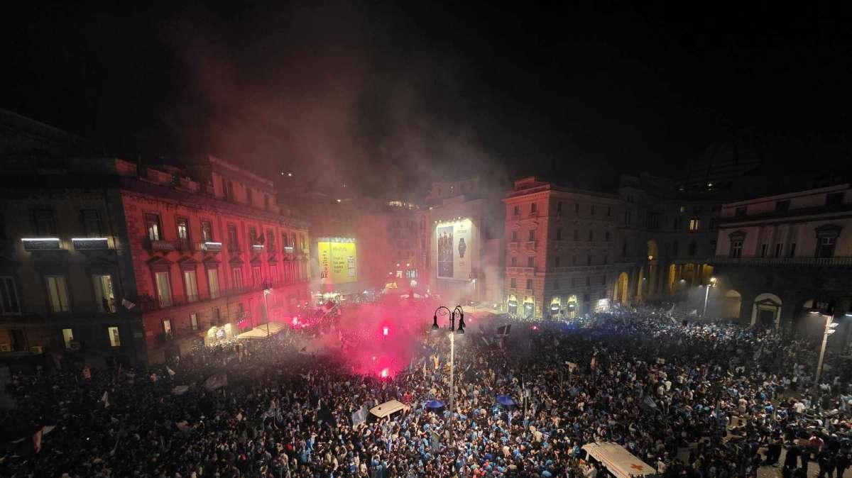 Immagini da brividi: clamorosa folla di tifosi a Piazza Trieste e Trento