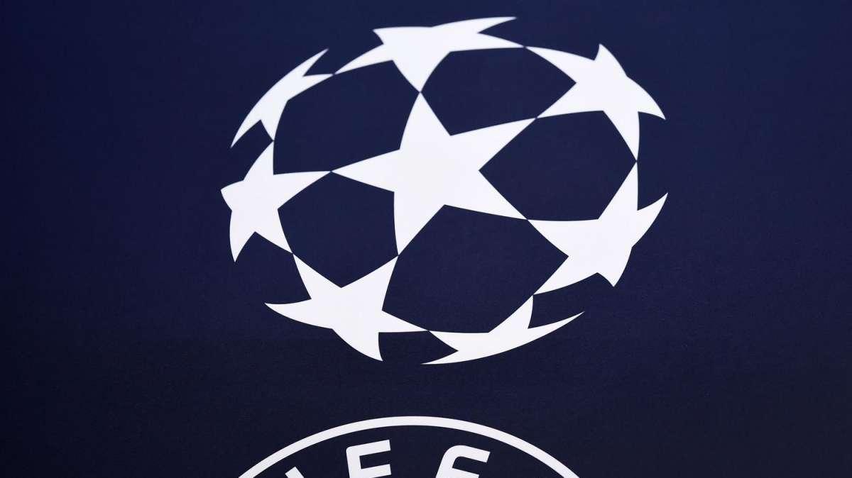 Psg-Basaksehir, giocatori e arbitri in ginocchio e col pugno alzato durante l'inno