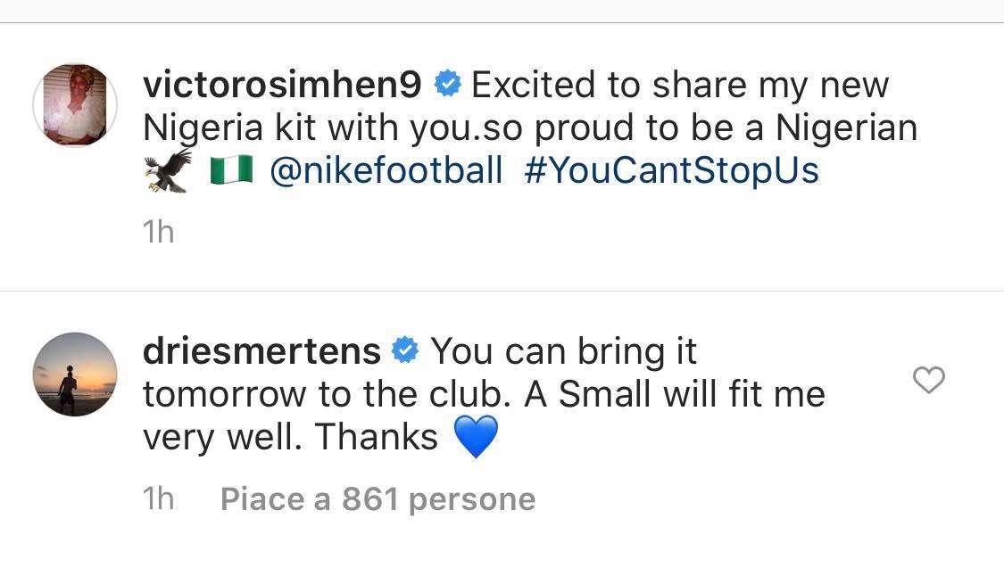 FOTO - "Portamela, una S va bene!", Mertens scherza con Osimhen: vuole la maglia della Nigeria 