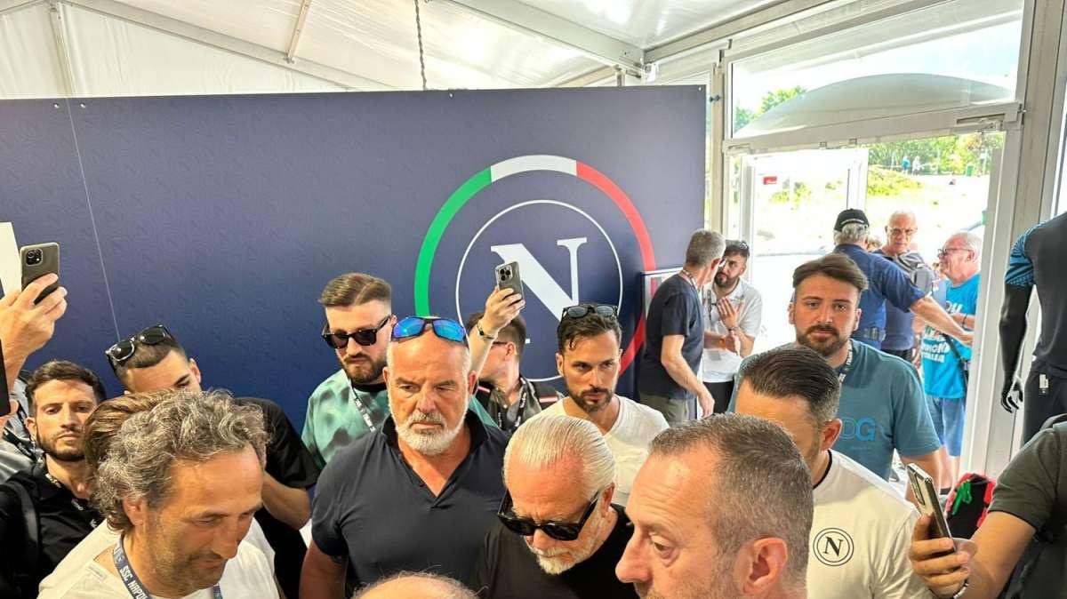 FOTO - ADL si concede ai tifosi: foto e autografi nello store a Carciato