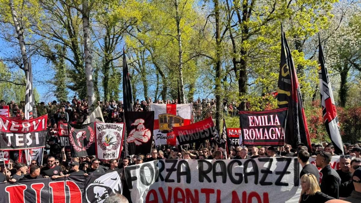 Lo striscione della Curva Sud a Milanello: "Forza ragazzi. Avanti noi"