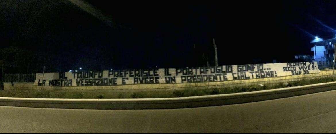 FOTO - "Un Presidente cialtrone la nostra vessazione": striscione contro De Laurentiis