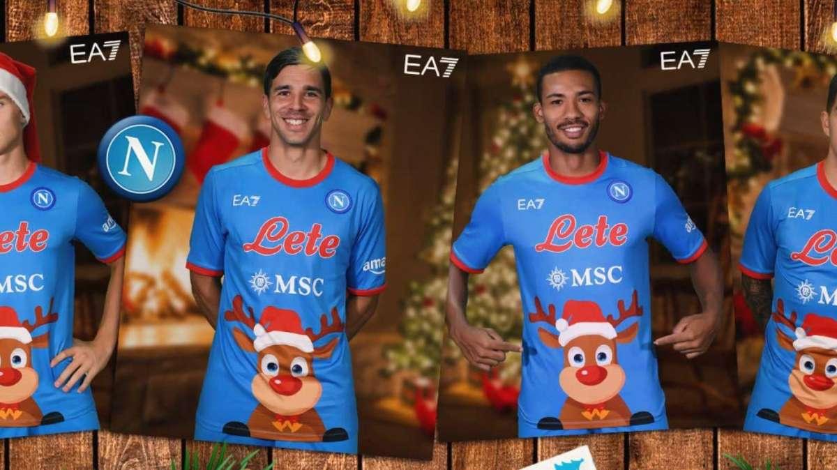 FOTO - Nuova maglia per dicembre: c'è una renna natalizia sullo sfondo azzurro