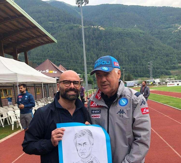 FOTO - Ancelotti riceve la sua vignetta: ecco lo scatto con l'autore