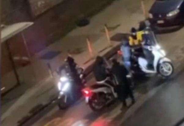 VIDEO - Rider pestato a Napoli: in 6 gli rubano lo scooter e scappano