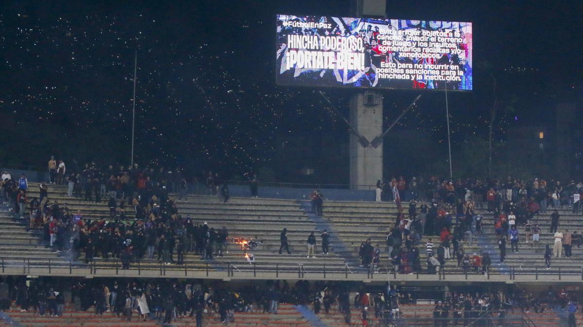 Incredibile in Colombia: bombe e lamiere in campo, annullata gara di Copa Libertadores