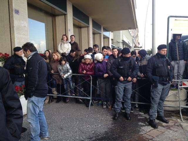 FOTO - Hotel Royal Continental, i tifosi attendono l'arrivo di Diego!