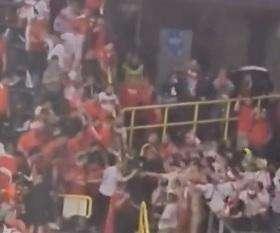 Tafferugli prima di Turchia-Georgia: i tifosi si scontrano all'interno dello stadio