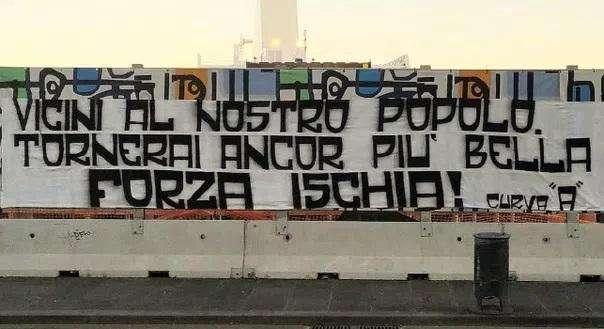 FOTO - "Vicini al nostro popolo. Tornerai ancor più bella", lo striscione della Curva A per Ischia