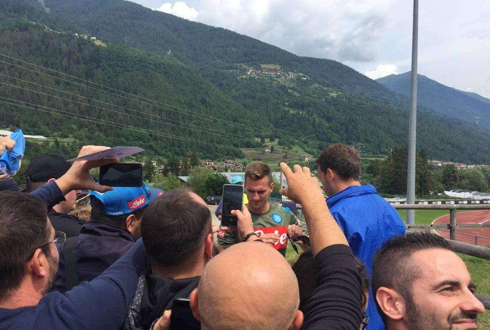 FOTO TN - Applausi e cori per Milik: foto e autografi ai tifosi per il polacco