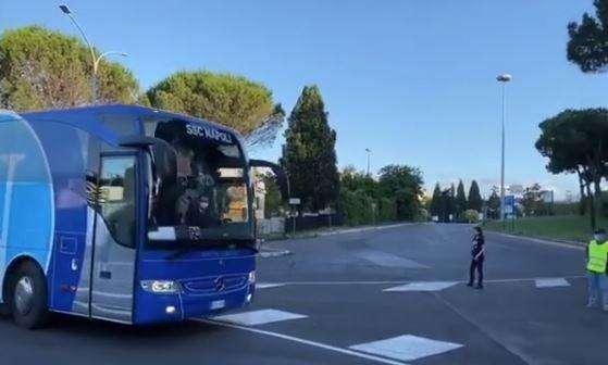 VIDEO - Il Napoli è arrivato all'Olimpico, le immagini da Roma