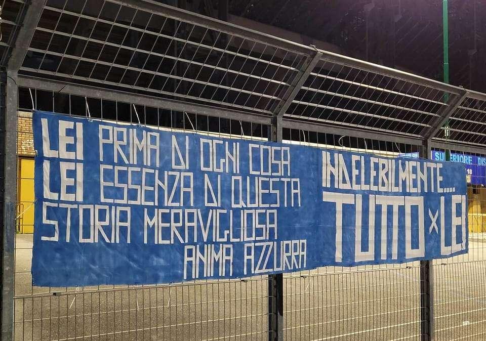 FOTO - "Indelebilmente per lei", spunta uno striscione all'esterno del Maradona