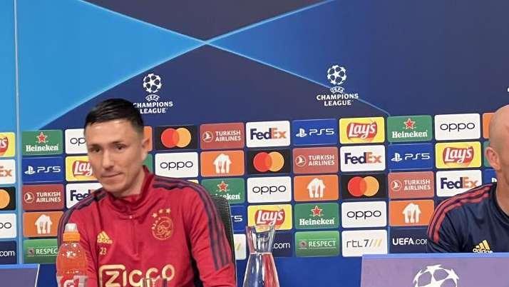 RILEGGI LIVE - Ajax, Schreuder: "Napoli fortissimo e imbattuto, Rui la chiave, Lobo-Zielinski top e Kvara...". Berghuis: "Pressione si sente, col Napoli per la vetta!"