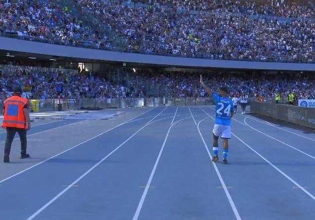 FOTO - Insigne in lacrime per l'ultimo giro di campo al Maradona