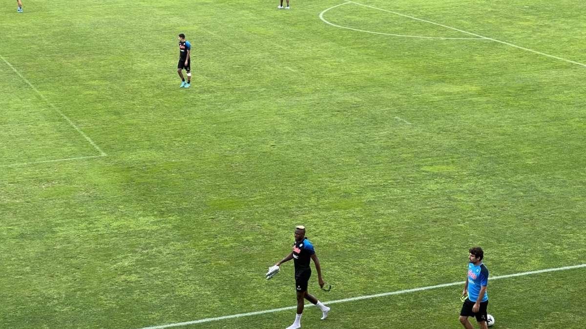 FOTO - Duro contrasto (fortuito) Kim-Osimhen: il nigeriano abbandona l’allenamento 