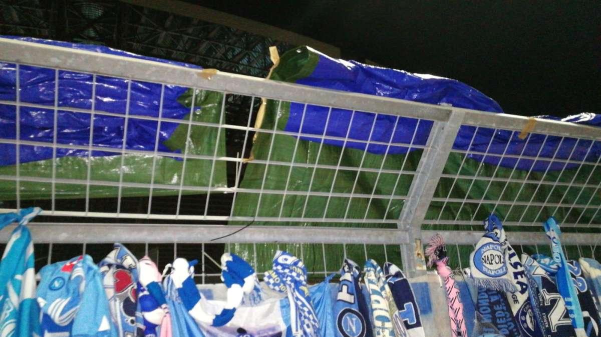 FOTO - Pioggia a Napoli, teloni per riparare gli omaggi dei tifosi a Maradona